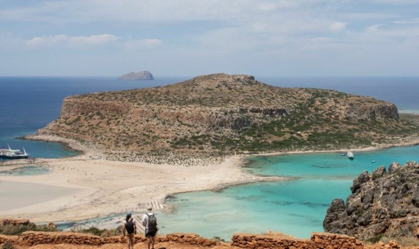 Touristen m nordöstlichen Teil der Insel Kreta (Archivbild). Foto: Socrates Baltagiannis/dpa