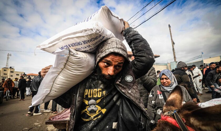 Israel anuncia "pausas humanitarias" diarias en el sur de Gaza para permitir que entre más ayuda