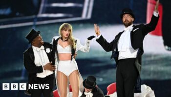 Kelce makes surprise appearance during Swift show
