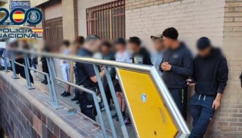 La Policía evita una reyerta multitudinaria entre menores con bates y cuchillos en Valencia
