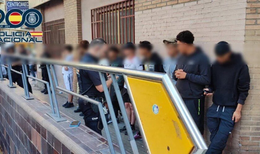 La Policía evita una reyerta multitudinaria entre menores con bates y cuchillos en Valencia