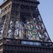 La Torre Eiffel se engalana con los aros de los Juegos Olímpicos 2024