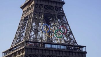 La Torre Eiffel se engalana con los aros de los Juegos Olímpicos 2024