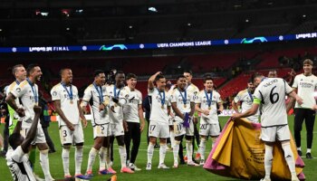 La fiesta del Madrid en Wembley: "Vino o cerveza" para Ancelotti, la madre de Bellingham con Mourinho, un "amuleto", una pelea...