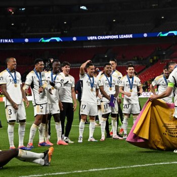 La fiesta del Madrid en Wembley: "Vino o cerveza" para Ancelotti, la madre de Bellingham con Mourinho, un "amuleto", una pelea...