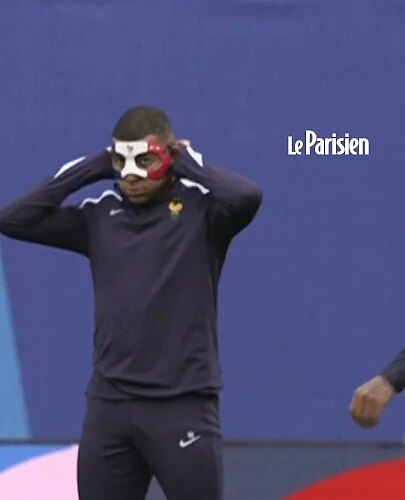 Le masque tricolore de Kylian Mbappé à l'entraînement avant Pays-Bas/France