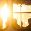 Fahrgäste sitzen bei Sonnenaufgang in einer Stadtbahn. Foto: Julian Stratenschulte/dpa/Symbolbild