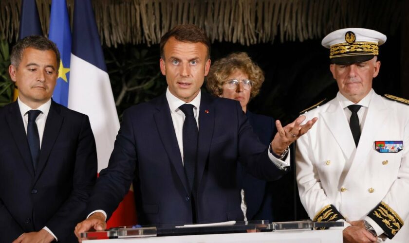 Le président Emmanuel Macron (c) prononce un discours entouré du ministre de l'Intérieur Gérald Darmanin (g) et du haut-commissaire de la Nouvelle-Calédonie Louis Le Franc, le 24 mai 2024 à Nouméa