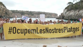 Protest gegen Massentourismus: Mallorca: 300 Einheimische besetzen beliebten "Instagram-Strand"