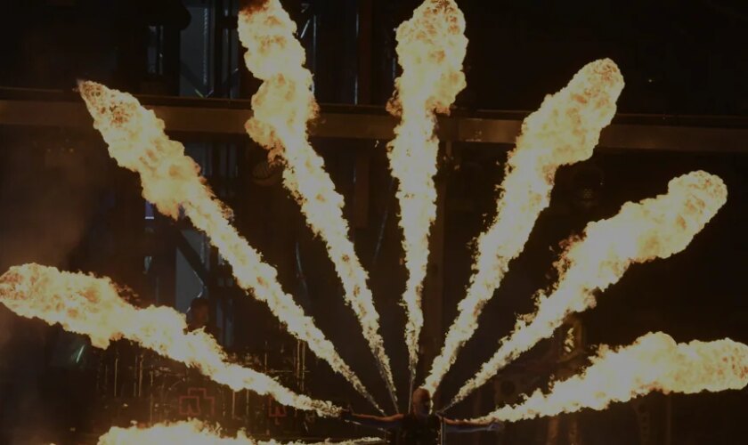 Rammstein abrasa Barcelona con un aquelarre de fuego y metal pirotécnico