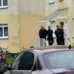 Polizisten in der Nähe des Einsatzortes in Wolmirstedt in Sachsen-Anhalt