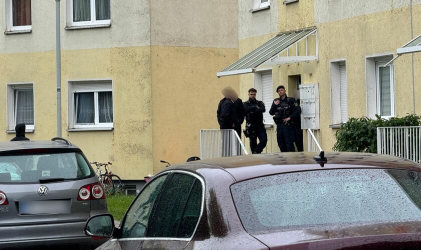 Polizisten in der Nähe des Einsatzortes in Wolmirstedt in Sachsen-Anhalt