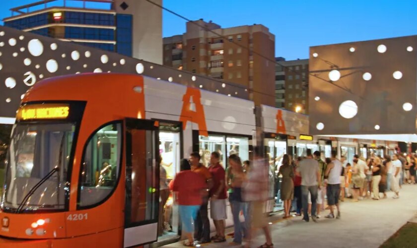 Servicio nocturno especial del TRAM de Alicante hoy por la Entrada de Bandas de las Hogueras