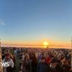 Stonehenge solstice sunrise attracts 15,000 people