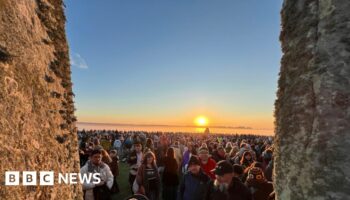 Stonehenge solstice sunrise attracts 15,000 people