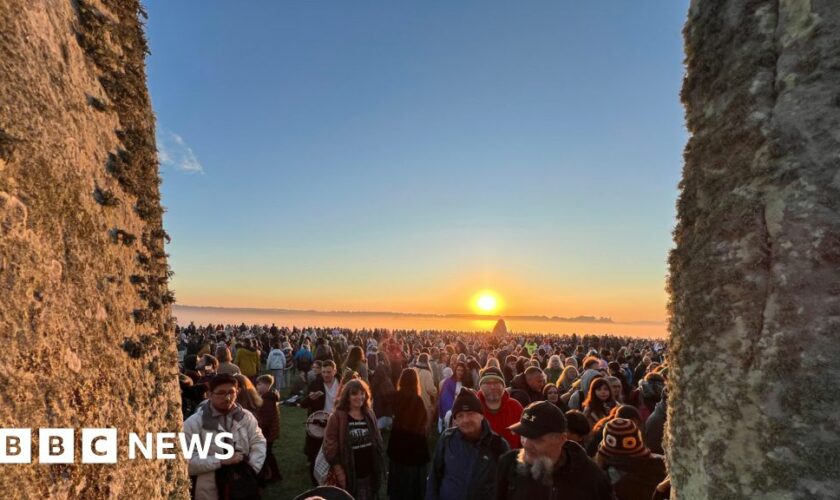 Stonehenge solstice sunrise attracts 15,000 people