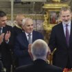 Sumar asegura que "trabaja" para que Felipe VI sea el último rey y el PSOE afirma que la Corona está "asentada"