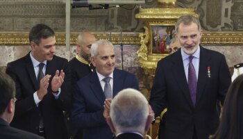 Sumar asegura que "trabaja" para que Felipe VI sea el último rey y el PSOE afirma que la Corona está "asentada"