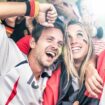 Geschenkideen für Fußballfans: Deutschland-Anhänger jubeln mit Trikot und Fahne