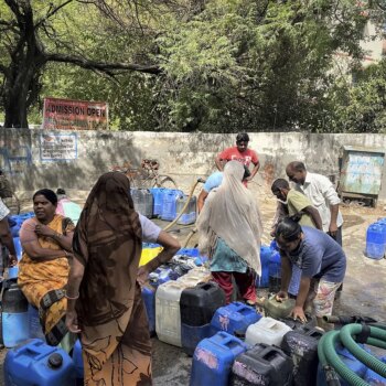 Un paseo por la Delhi marginal que se derrite con una ola de calor extremo que ha obligado a racionar el agua