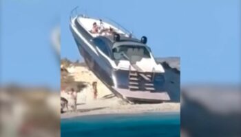 Vor Traumstrand von Espalmador: Unfreiwilliger Stunt: Luxus-Yacht liegt in voller Länge auf Sanddüne