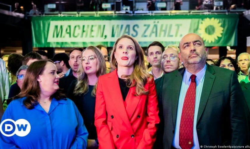 Alice Weidel (M) und Tino Chrupalla (Mitte r), beide AfD-Bundesvorsitzende, jubeln in der AfD-Parteizentrale