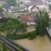 Luftaufnahme mit Drohne zeigt den überfluteten Ort Fischach. Foto: Marius Bulling/onw-images/dpa