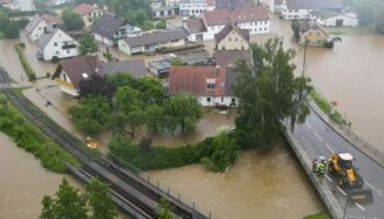 Luftaufnahme mit Drohne zeigt den überfluteten Ort Fischach. Foto: Marius Bulling/onw-images/dpa