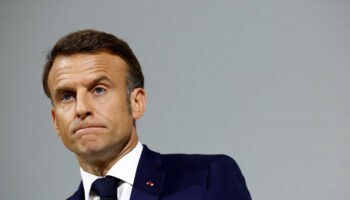 La chute d’Emmanuel Macron après le pari raté de la dissolution
