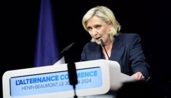 L'ancienne présidente du groupe parlementaire d'extrême droite Rassemblement National (RN) français Marine Le Pen prononce un discours lors de la soirée des résultats du premier tour des élections législatives à Hénin-Beaumont, dans le nord de la France, le 30 juin 2024.