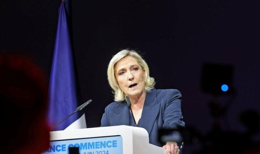 Marine Le Pen du Rassemblement national (RN) fait une déclaration après l'annonce des résultats du 1er tour des législatives, le 30 juin 2024 à Hénin-Beaumont, dans le Pas-de-Calais
