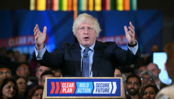 Législatives britanniques : Boris Johnson apporte son soutien à Rishi Sunak, promis à une déroute