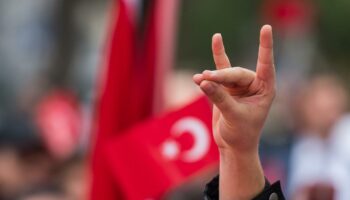 Polizeigewerkschaft kritisiert „Wolfsgruß“-Aufruf türkischer Ultras, plädiert für Verbot