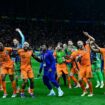 „Naar links! Naar rechts!“ – Nach dem Sieg hüpfen die Holländer mit ihren Fans ins Halbfinale