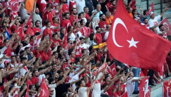 Fußballeuropameisterschaft: Tausende türkische Fans zeigen im Stadion den Wolfsgruß