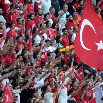 Fußballeuropameisterschaft: Tausende türkische Fans zeigen im Stadion den Wolfsgruß