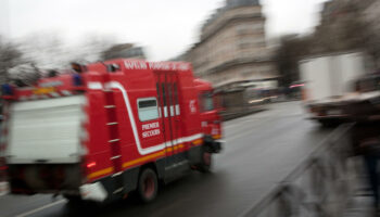 Paris : Une batterie de trottinette électrique explose dans une discothèque, un pan de mur s’effondre et fait trois blessés
