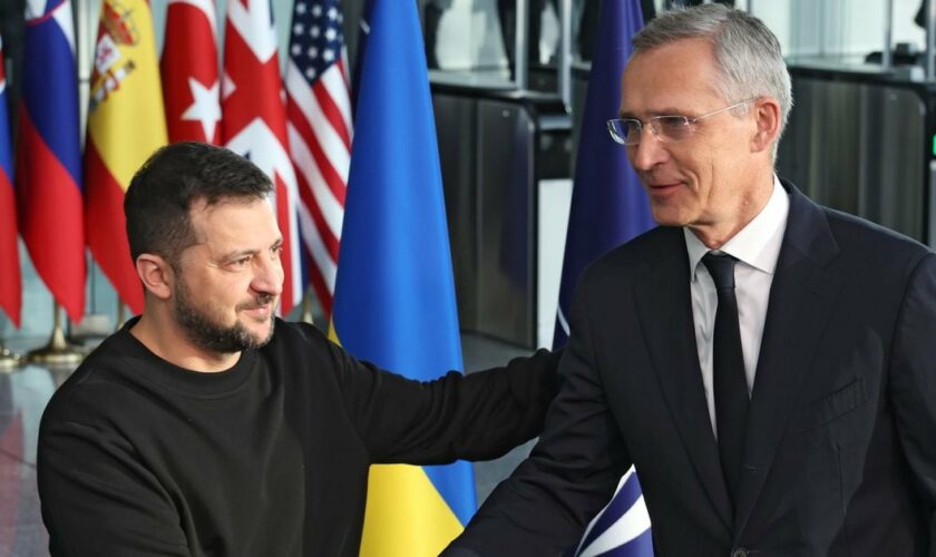 Le président ukrainien Volodymyr Zelensky (à gauche) est accueilli par le secrétaire général de l'OTAN, Jens Stoltenberg, lors de sa visite au siège de l'OTAN, à Bruxelles, le 11 octobre 2023