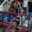Des Palestiniens blessés sont transportés à l'hôpital Nasser de Khan Younès, dans le sud de la bande de Gaza, le 9 juillet 2024, après une frappe meurtrière sur une école proche