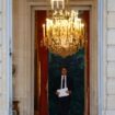 Le Premier ministre Gabriel Attal sur le perron de l'Hôtel Matignon, à Paris, le 7 juillet 2024 au soir