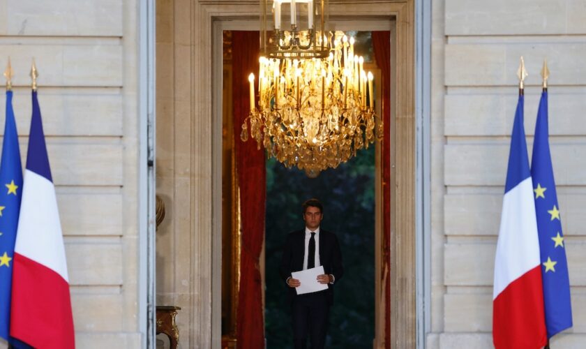 Le Premier ministre Gabriel Attal sur le perron de l'Hôtel Matignon, à Paris, le 7 juillet 2024 au soir