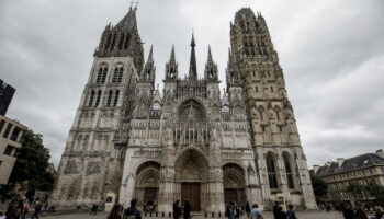 Incendie de la flèche de la cathédrale de Rouen : le feu est « maîtrisé », indiquent les pompiers