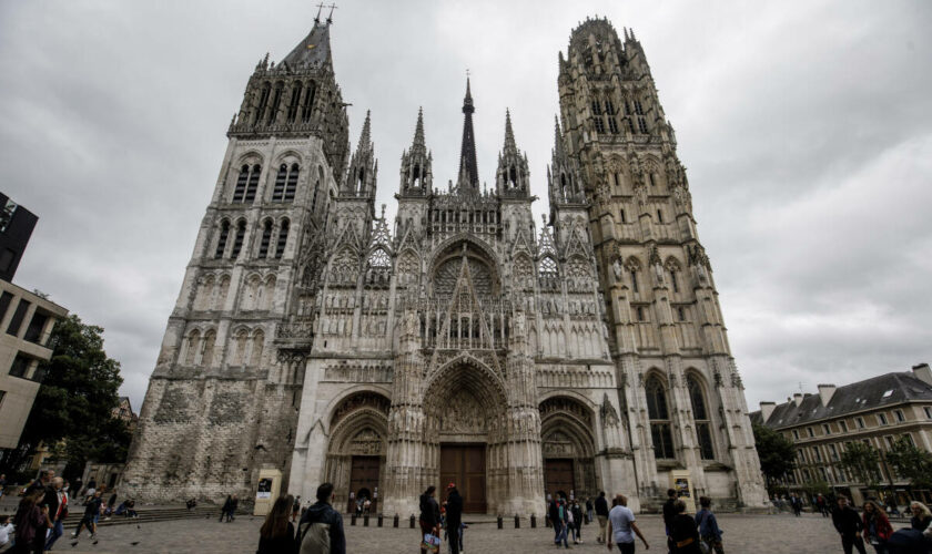 Incendie de la flèche de la cathédrale de Rouen : le feu est « maîtrisé », indiquent les pompiers
