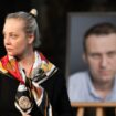 Ioulia Navalnaïa, veuve d'Alexeï Navalny, s'éloigne de sa photo après avoir allumé une bougie à la fin d'un service à l'église Sainte-Marie en l'honneur de l'opposant russe Navalny, le 4 juin 2024 à Berlin.