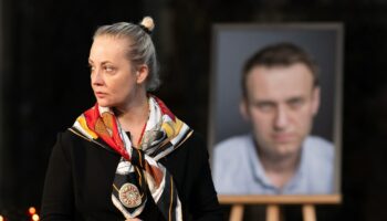 Ioulia Navalnaïa, veuve d'Alexeï Navalny, s'éloigne de sa photo après avoir allumé une bougie à la fin d'un service à l'église Sainte-Marie en l'honneur de l'opposant russe Navalny, le 4 juin 2024 à Berlin.