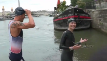 JO Paris 2024 : Amélie Oudéa-Castéra se baigne dans la Seine, mais son plongeon se transforme en glissade