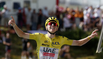 Tour de France : Tadej Pogacar remporte la 15e étape et assomme le classement général