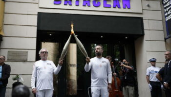 EN DIRECT - La flamme olympique devant le Bataclan pour «toutes les victimes des attentats, dans la joie de vivre»