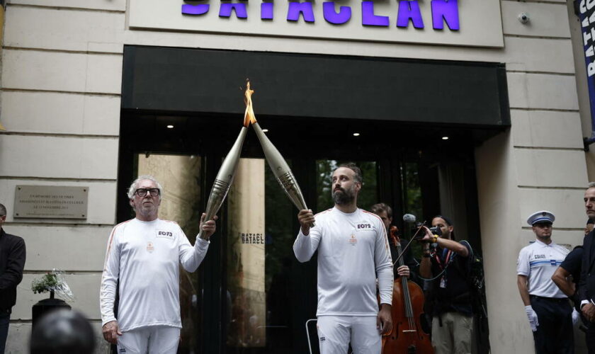 EN DIRECT - La flamme olympique devant le Bataclan pour «toutes les victimes des attentats, dans la joie de vivre»