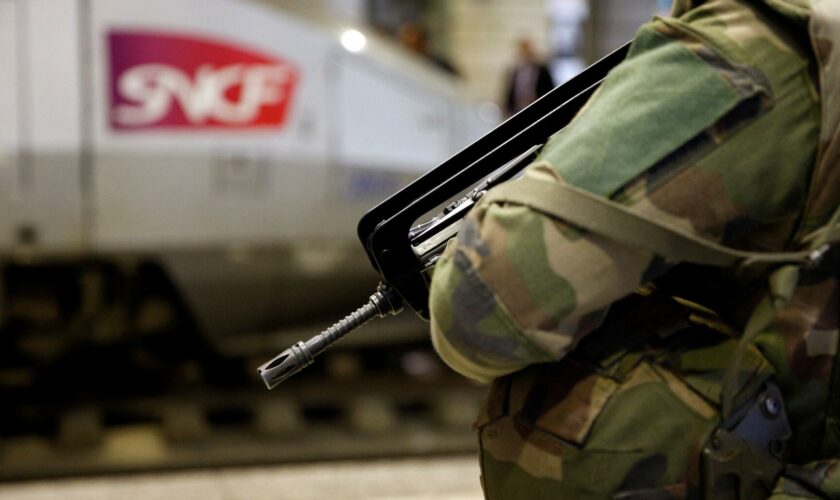 À Paris, un militaire de l’opération Sentinelle blessé par un homme armé d’un couteau